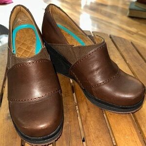 Moso’s Brown Leather Divine Wedge EUC, does not appear to have been worn. 7.5